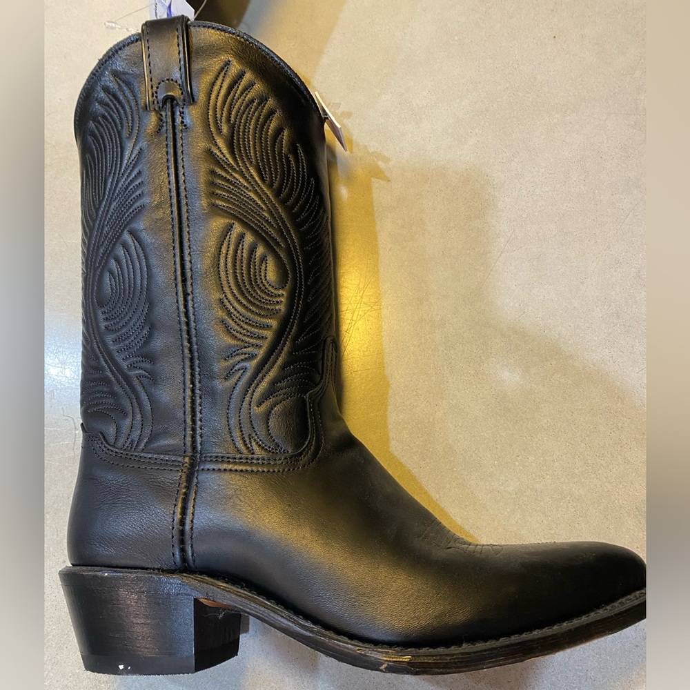 Women’s classic western style cowboy boots. Size 7.5M